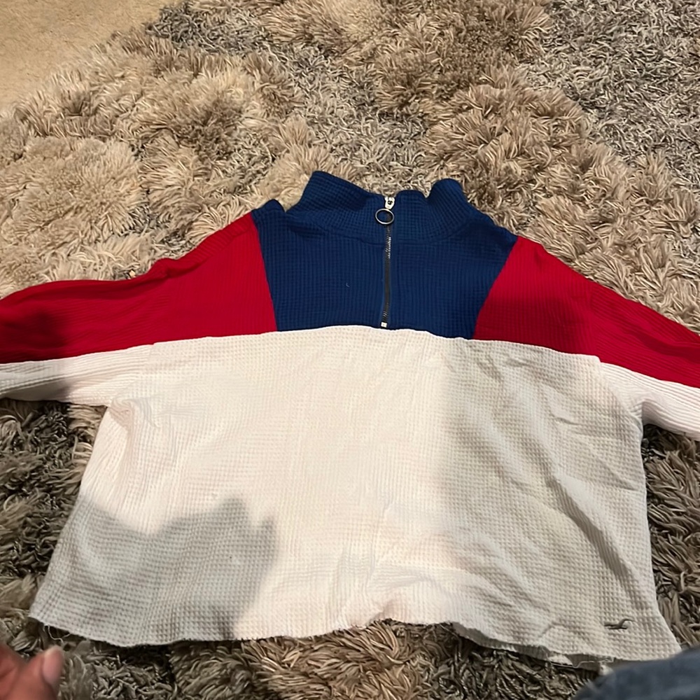 Women Small Hollister sweater cut off.